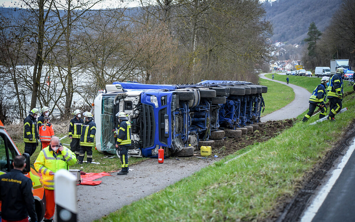 Umgekippter LKW liegt auf Radweg Umgekippter LKW liegt auf Radweg